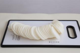 白萝卜不用去皮，直接切成大约0.5cm厚的片状，太薄了容易烂，太厚了不好夹肉馅
