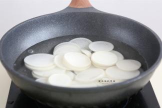 接着先来处理一下白萝卜，烧开一锅清水，把萝卜片放入锅里煮沸，大约4分钟左右，白萝卜变得稍透明，拿起一块，能弯曲即可出锅，千万不要煮烂了。