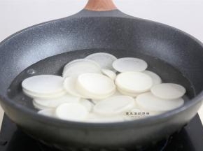 接着先来处理一下白萝卜，烧开一锅清水，把萝卜片放入锅里煮沸，大约4分钟左右，白萝卜变得稍透明，拿起一块，能弯曲即可出锅，千万不要煮烂了。