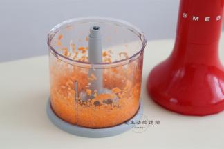 将胡萝卜放入SMEG料理机内，搅拌5秒，就成均匀细腻的胡萝卜碎，不要搅太碎了没口感哦