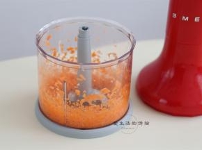 将胡萝卜放入SMEG料理机内，搅拌5秒，就成均匀细腻的胡萝卜碎，不要搅太碎了没口感哦