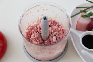 就着搅拌盆，把肉块放入，搅打7-8秒，肉糜即可完成。