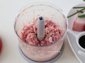 就着搅拌盆，把肉块放入，搅打7-8秒，肉糜即可完成。