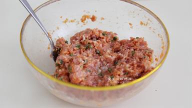 把所有食材的配料都混合在一起，用勺子拌匀成肉馅，这样做的馅十分的香。