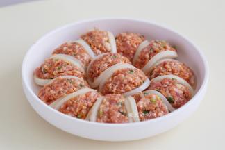 把夹上肉的萝卜片排列整齐的码进盘子里，看看我的这个，造型就很好看哦~