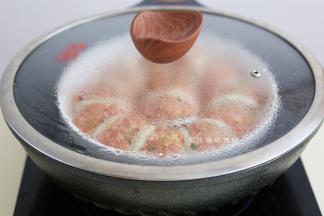 放入锅内，大火上汽蒸18分钟左右，要是萝卜片小的就减少一点时间，厚大的就增加，看情况来定。