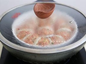放入锅内，大火上汽蒸18分钟左右，要是萝卜片小的就减少一点时间，厚大的就增加，看情况来定。