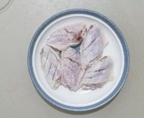 2 鸡翅内侧切开几刀