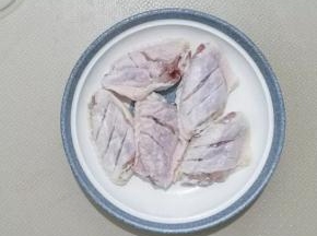 2 鸡翅内侧切开几刀