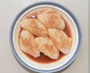 3 cook100新蜜汁烤肉料按比例和水，放入鸡翅，搅拌均匀