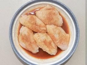 3 cook100新蜜汁烤肉料按比例和水，放入鸡翅，搅拌均匀