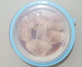 4 用保鲜膜或密封盖封住，放入冰箱冷藏