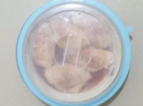 4 用保鲜膜或密封盖封住，放入冰箱冷藏