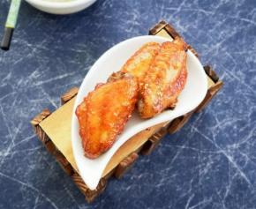 7 其间可翻一下面，喜欢的撒一些白芝麻点缀   腌制时间可按自己的调整，过夜更入味