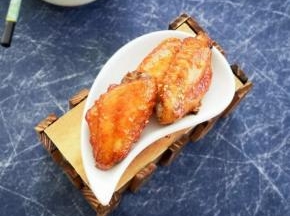 7 其间可翻一下面，喜欢的撒一些白芝麻点缀   腌制时间可按自己的调整，过夜更入味