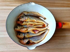 可以发一个大的容器将调味料抓均匀腌制10分钟左右。