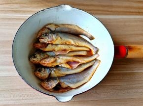 可以发一个大的容器将调味料抓均匀腌制10分钟左右。