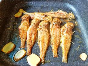 煎至一面金黄翻面煎，出锅前撒点迷迭香。