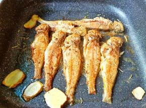 煎至一面金黄翻面煎，出锅前撒点迷迭香。