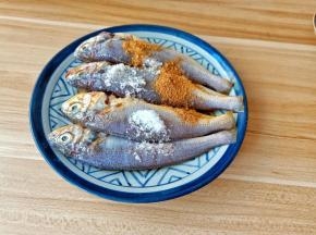 剖干洗净再沥干水分，加盐、料酒、十三香