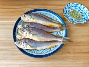 
选择透骨新鲜的小梅鱼。