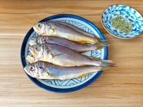 
选择透骨新鲜的小梅鱼。