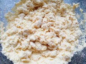 用筷子搅拌成絮状。