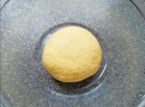 揉成面团，盖上保鲜膜发酵至两倍大。