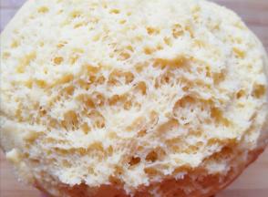 扒开面团，里面呈细密的蜂窝状，说明面团发酵的很好。