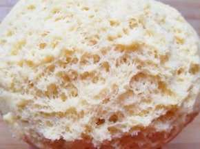 扒开面团，里面呈细密的蜂窝状，说明面团发酵的很好。