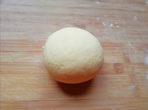 发酵好的面团揉光排气。