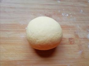 发酵好的面团揉光排气。