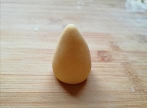 取一个小剂子揉圆搓成圆锥形。