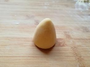 将窝头竖立整一下形，一个窝头就做好了，依次做完剩下的小剂子。