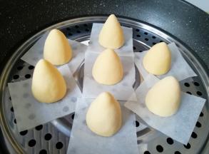 蒸锅内放水，篦子上铺油纸，放上做好的窝头，二次发酵10分钟左右，凉水上锅，上汽后转中火蒸12分钟，焖3-5分钟出锅。