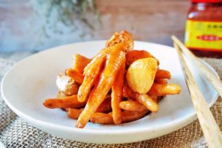 南乳味道十足凤爪皮糯糯、劲道十足，特别入味，适合佐酒小酌几杯，也适合下饭，相信年夜饭桌上它是特别受欢迎的一道卤味哦！