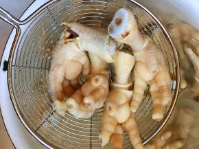 冷水入锅焯烫，去掉血沫，再用温水冲洗干净杂质，控水。