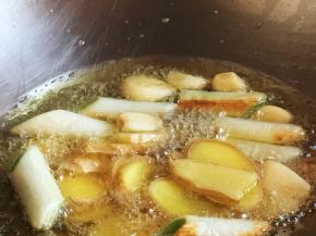 油热，下入葱姜蒜煸出香味。