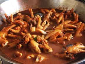 加入没过食材的温水，大火烧开转中小炖二十分钟。