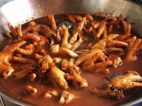 加入没过食材的温水，大火烧开转中小炖二十分钟。