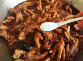 加盐，胡椒粉，再炖十分钟入味，关火焖十分钟，会更入味。