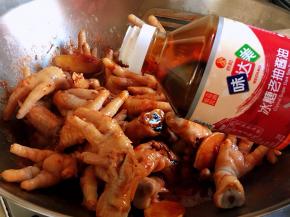  老抽，翻炒均匀。