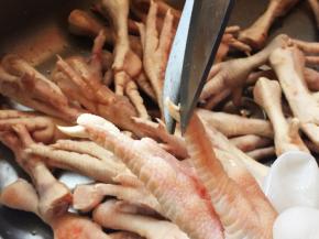 凤爪用厨房剪刀去掉指甲。