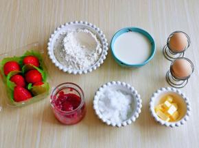 准备食材，如果没有自制草莓酱，换其它自己喜欢的果酱都可以哈～草莓提前用盐水洗干净淋干水分。