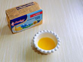 首先将黄油隔水融化，或者微波炉叮30秒也可以。