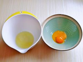蛋白与蛋黄分别在无油无水的器具中。
