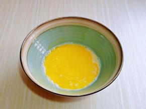 再加入融化的黄油，用打蛋器呈Z字手势抽打均匀，使油与奶黄完全融为一体。