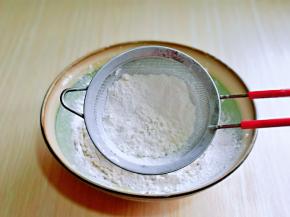 再筛入低筋面粉。