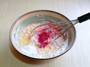 再加入甜菜根粉，如果没有的可以不放，也可以加入其它粉，比如: 可可粉，红曲粉，南瓜粉，抹茶粉等等，自己喜欢的都可以。