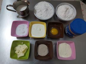 起锅，倒入植物油，下蒜末，炒香，倒入肉丁。